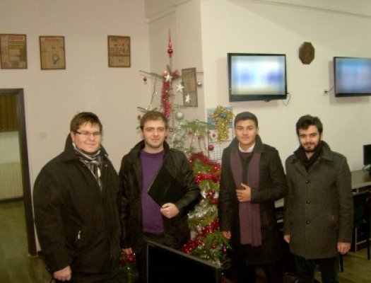 Studenţii de la Arte şi Teologie au vestit sărbătorile în redacţia Replica!